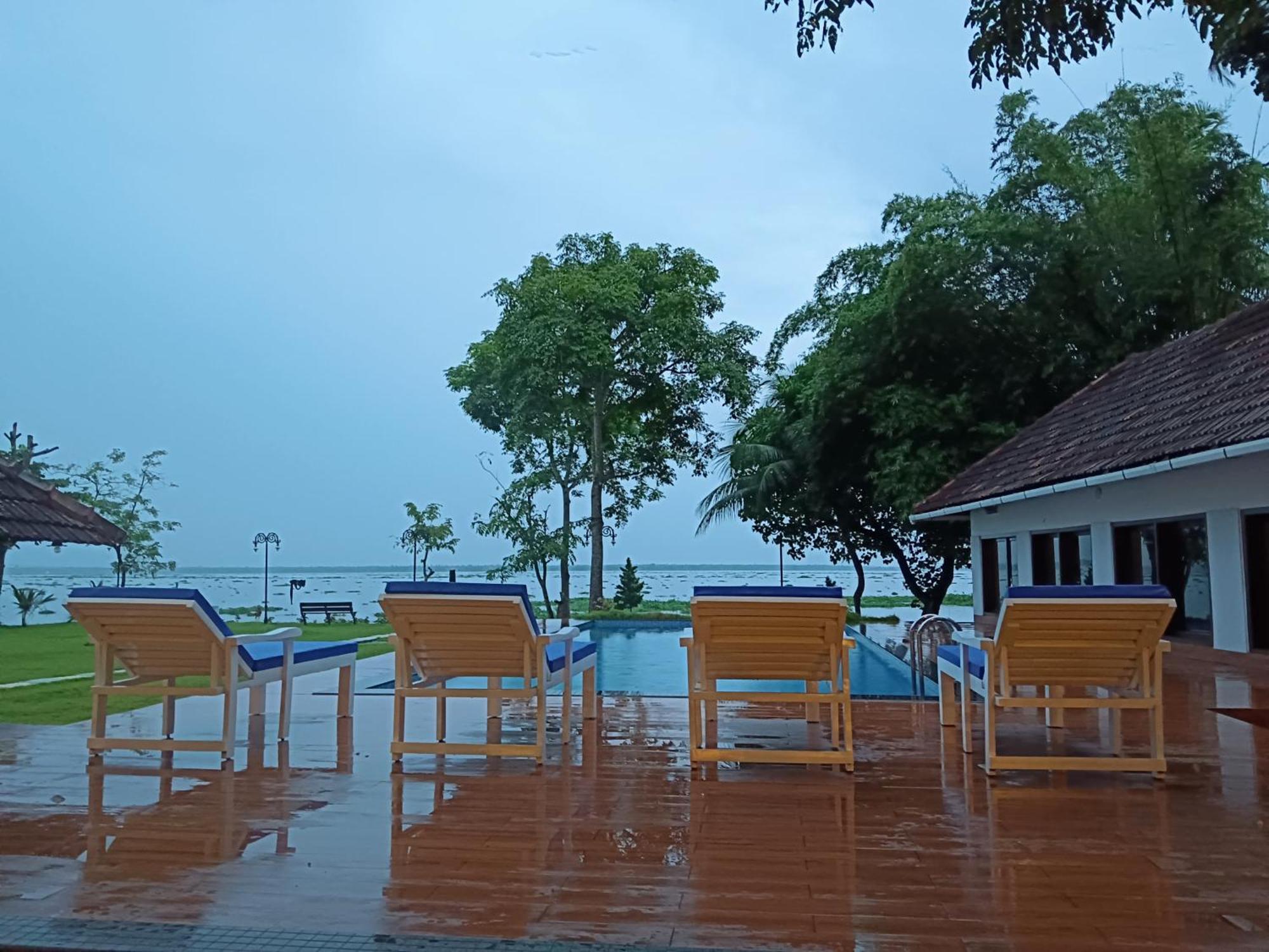 Shantitheeram Ayurveda Lakeside Heritage Resort Alappuzha Exterior photo
