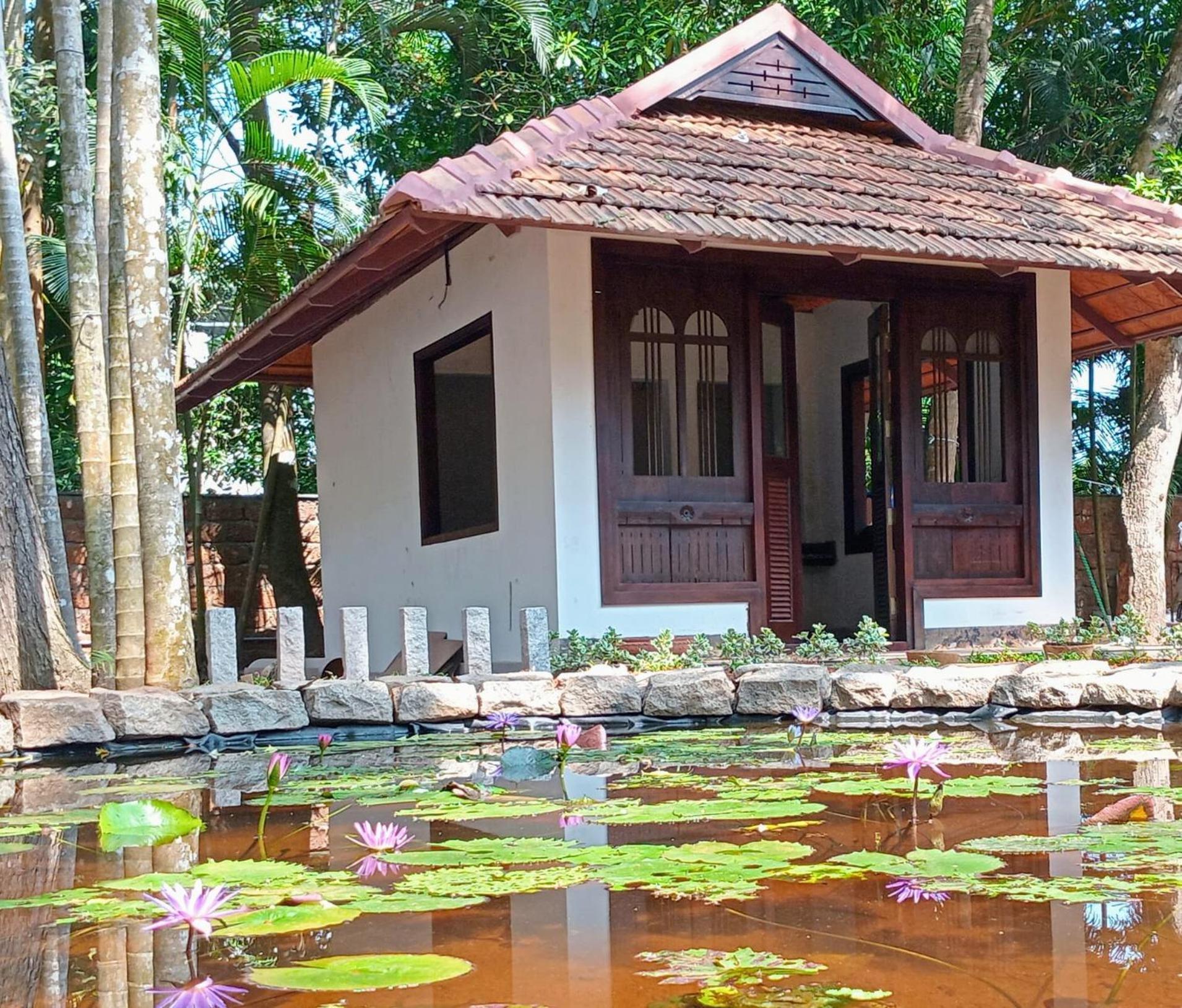 Shantitheeram Ayurveda Lakeside Heritage Resort Alappuzha Exterior photo